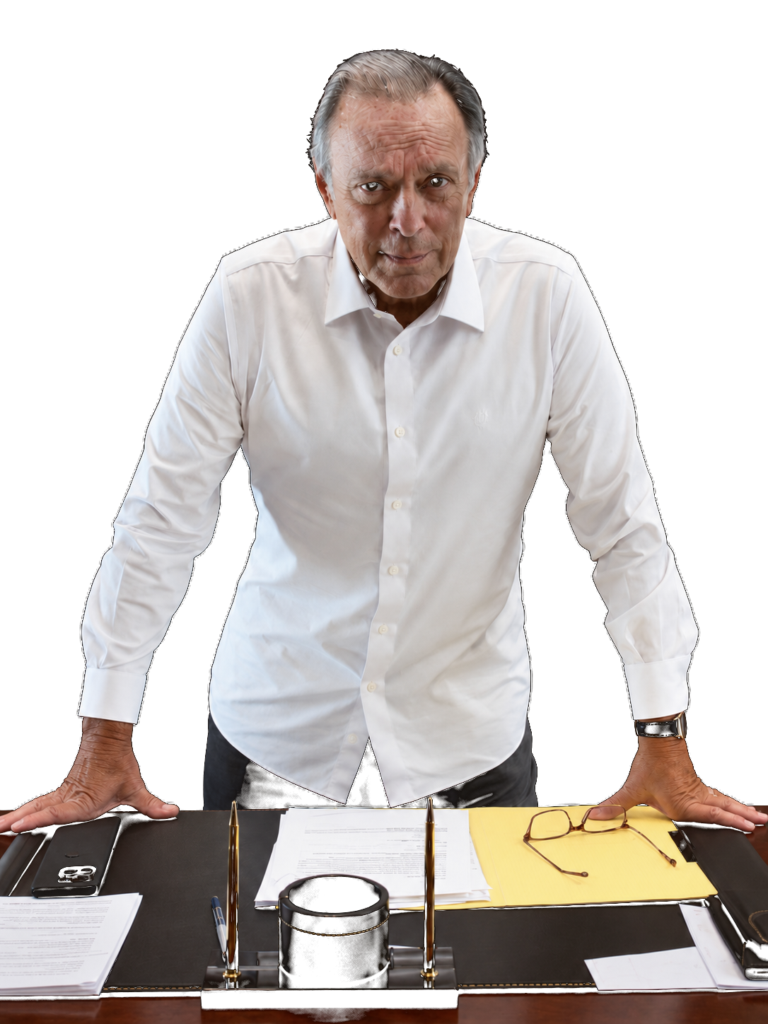 Mike Fernandez en su escritorio